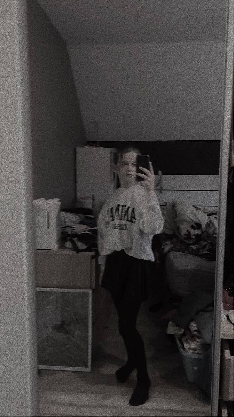 Lise participe au concours pour gagner de l'argent avec cette photo : black_and_white, elbow, flash_photography, fun, human_leg, knee, long_hair, monochrome, monochrome_photography, person, room, sandal, shorts, smile, standing, style, t_shirt, thigh, tints_and_shades, vintage_clothing