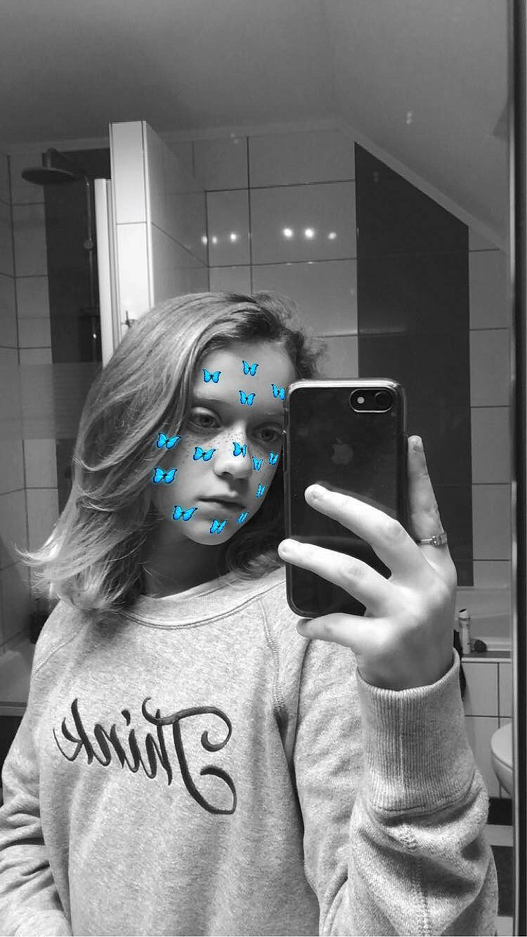 Lise a rejoint le concours — aidez-le/la à gagner de superbes lots ! arm, black, black_and_white, eyebrow, eyelash, eyewear, fashion, finger, flash_photography, gesture, hairstyle, hand, mobile_phone, person, photograph, shoulder, sleeve, style, telephony, vision_care