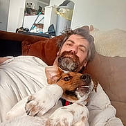 Akira a rejoint le concours — aidez-le/la à gagner de superbes lots ! man, dog, cat, couch, living_room, relaxing, beard, white_cat, brown_dog, fur, pet, indoor, casual, resting, playful, home, furniture, person, animal, cozy