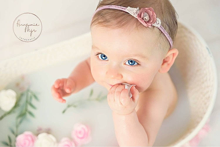 Anna-lou participe au concours pour gagner de l'argent avec cette photo : baby, baby_playing_with_toys, baby_toddler_clothing, bathing, blond, cheek, child, dress, eye, eyebrow, eyelash, finger, gesture, happy, headgear, iris, lip, person, pink, skin