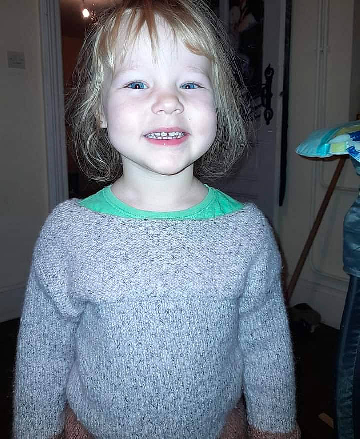 Lara a rejoint le concours — aidez-le/la à gagner de superbes lots ! bangs, blond, brown_hair, cheek, chin, eye, eyebrow, eyelash, facial_expression, fashion_accessory, fashion_design, hairstyle, iris, jewellery, joy, lip, pattern, person, shoulder, sleeve