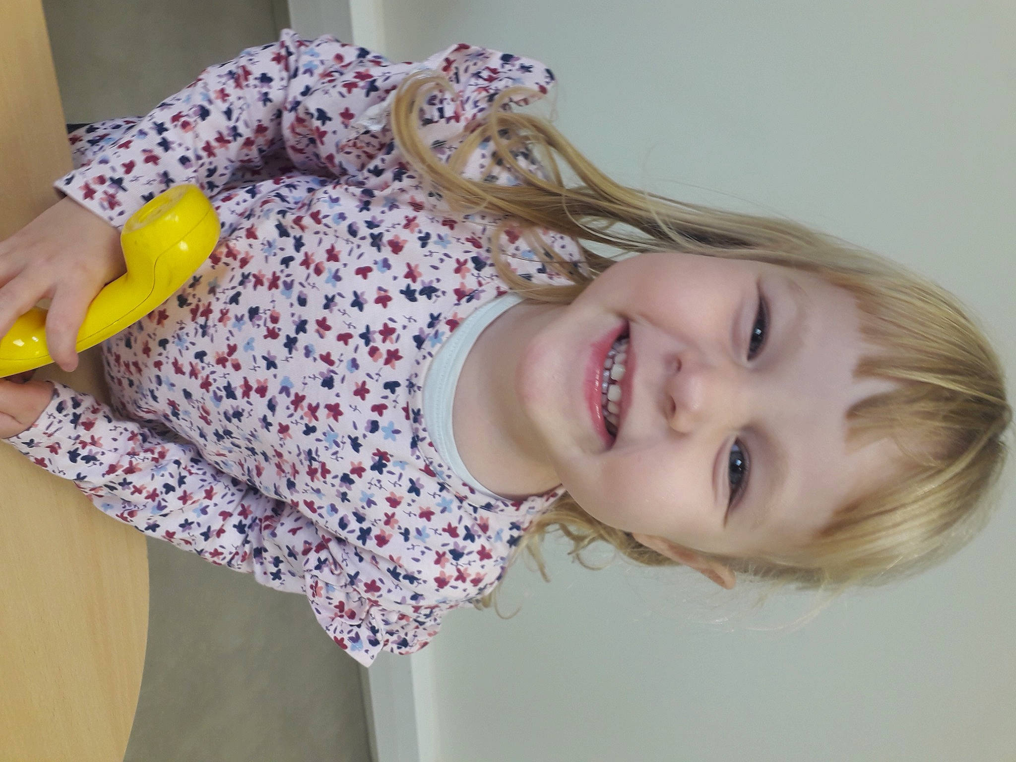 Lara a rejoint le concours — aidez-le/la à gagner de superbes lots ! baby_toddler_clothing, blond, brown_hair, cheek, child, eye, eyelash, fashion_accessory, fun, happy, iris, joy, lip, neck, nose, pattern, person, pink, skin, sleeve