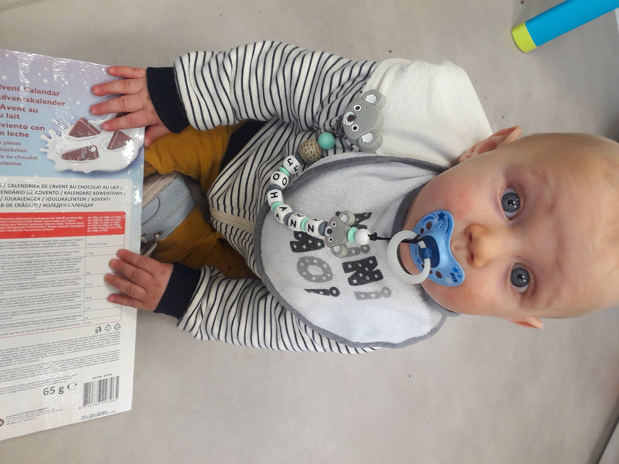 Johann participe au concours pour gagner de l'argent avec cette photo : baby, baby_products, baby_safety, baby_toddler_clothing, child, eyelash, finger, font, hand, human_body, nail, pattern, person, publication, room, sleeve, surprise, thumb, toddler, wrist