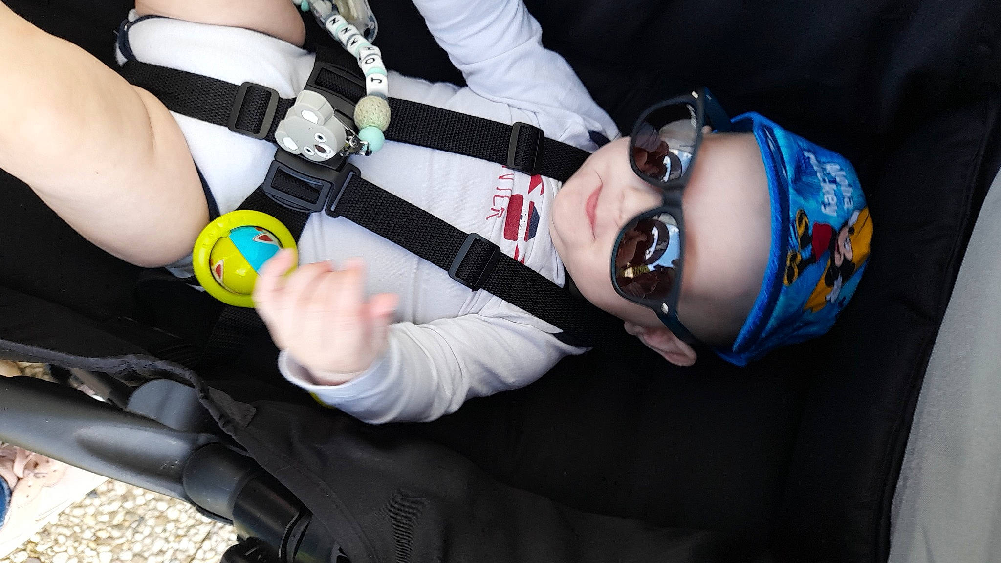 Johann participe au concours pour gagner de l'argent avec cette photo : arm, black_hair, child, elbow, eyewear, finger, flash_photography, gesture, glasses, hand, headgear, human_leg, jewellery, knee, mouth, nail, person, personal_protective_equipment, sunglasses, thigh