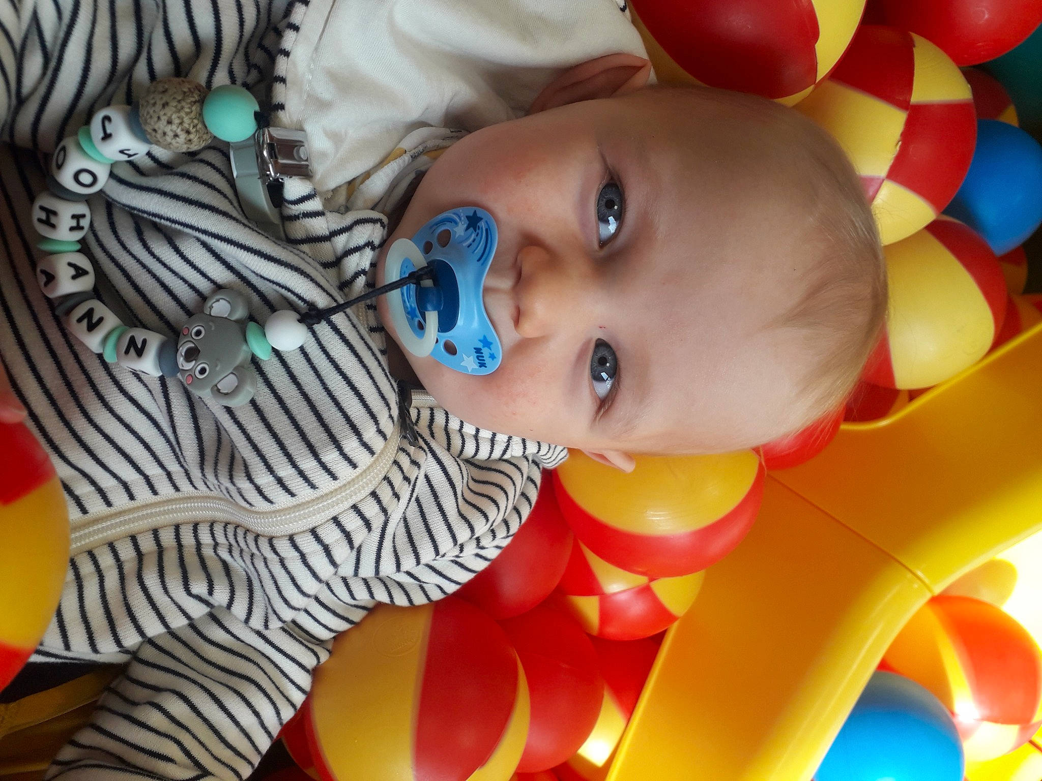 Johann participe au concours pour gagner de l'argent avec cette photo : baby, baby_products, baby_toddler_clothing, cheek, child, close_up, eye, fun, happy, head, human_body, mouth, nose, orange, pattern, person, skin, smile, textile, toddler