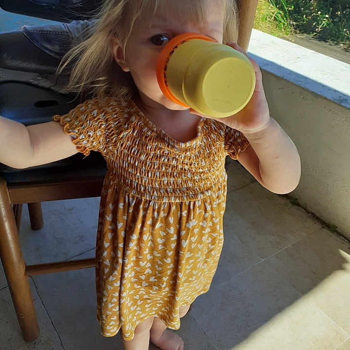 Julia participe au concours pour gagner de l'argent avec cette photo : barefoot, child, eyewear, fashion_accessory, flooring, foot, fun, grass, happy, hat, human_leg, leisure, pattern, play, sitting, sleeve, summer, toddler, vacation, waist