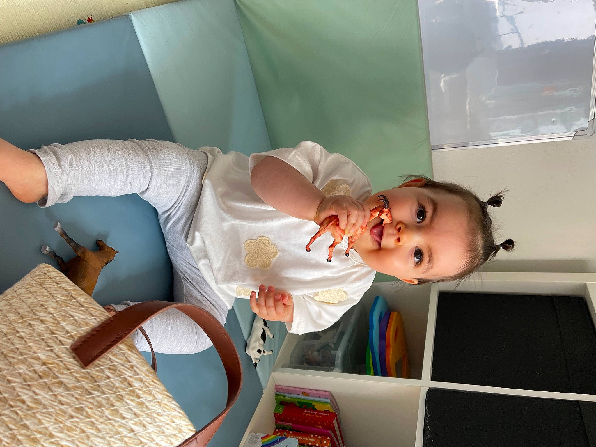 Salomé a rejoint le concours — aidez-le/la à gagner de superbes lots ! baby, baby_products, baby_safety, baby_toddler_clothing, chair, child, comfort, elbow, hat, health_care, hospital, human_leg, joint, knee, person, room, service, smile, thigh, toddler