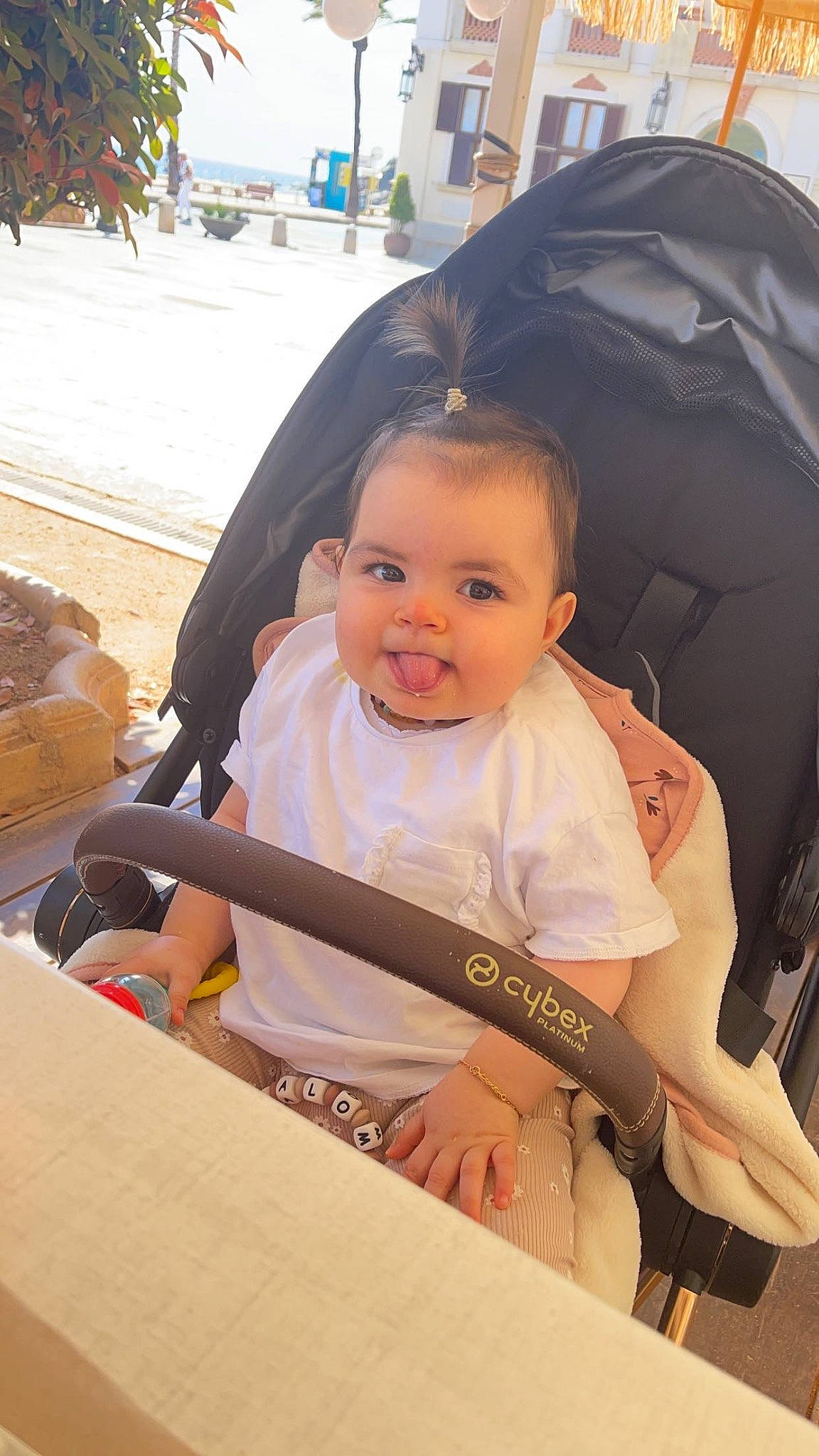 Salomé participe au concours pour gagner de l'argent avec cette photo : baby, baby_carriage, baby_products, chair, child, comfort, fun, hairstyle, happy, joy, leisure, person, recreation, sitting, skin, smile, toddler, travel, tree, vacation