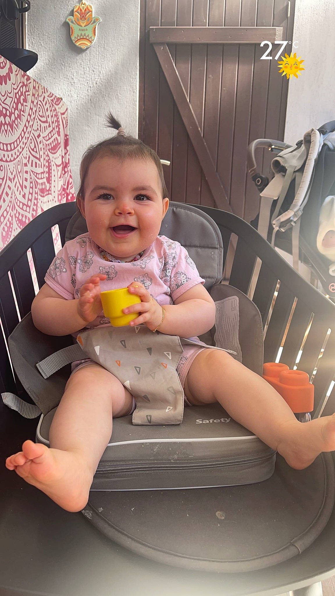 Salomé participe au concours pour gagner de l'argent avec cette photo : baby, baby_toddler_clothing, chair, cheek, child, facial_expression, finger, fun, hairstyle, happy, human_leg, joy, lap, leg, mouth, people, person, pink, skin, smile