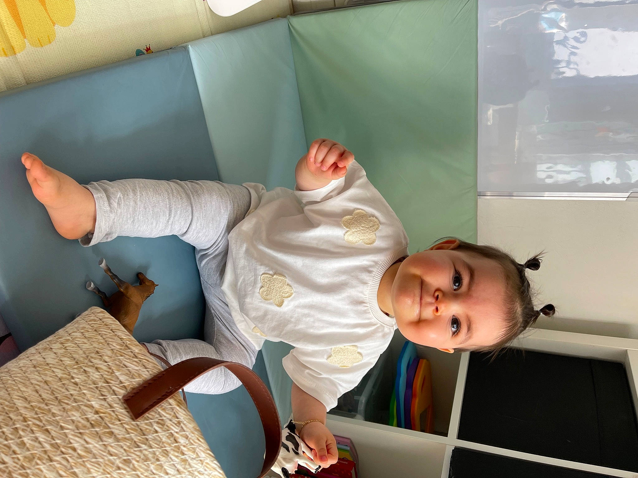 Salomé participe au concours pour gagner de l'argent avec cette photo : baby, baby_safety, baby_toddler_clothing, child, comfort, elbow, flooring, fun, hat, health_care, hospital, hospital_bed, human_leg, joy, knee, leisure, person, room, service, t_shirt