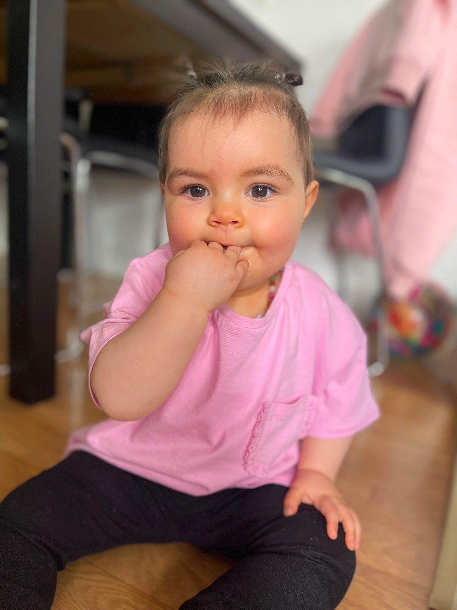 Salomé participe au concours pour gagner de l'argent avec cette photo : baby_toddler_clothing, cheek, chin, eye, eyebrow, eyelash, finger, happy, head, iris, joint, lip, mammal, neck, nose, person, pink, shoulder, skin, sleeve