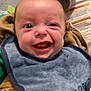 Kayden a rejoint le concours — aidez-le/la à gagner de superbes lots ! baby, smiling, face, bib, blue_bib, happy, infant, child, blanket, patterned_background, closeup, portrait, eyes, clothing, soft_texture, indoor, cute, joyful, person, head