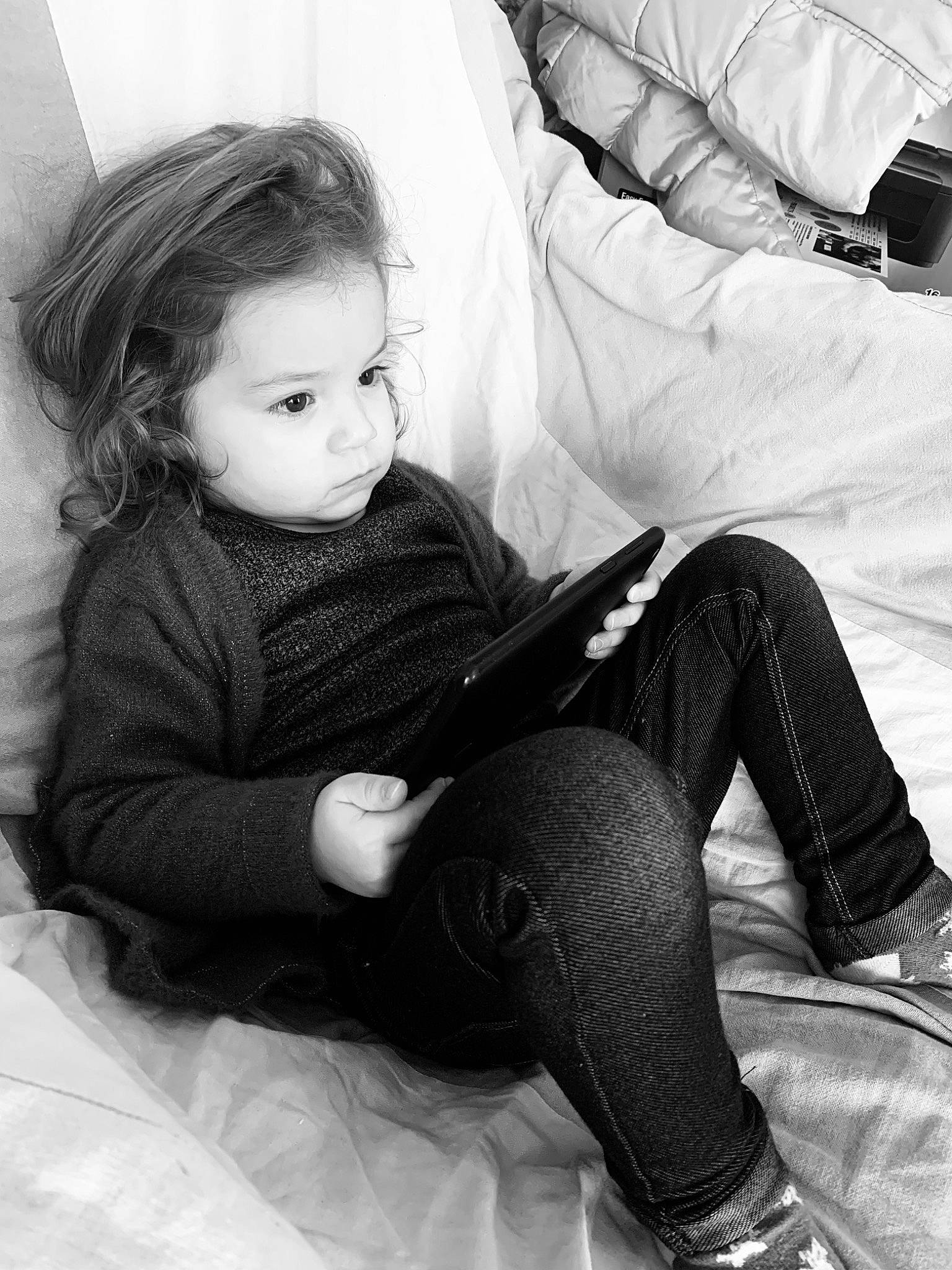 Giulia participe au concours pour gagner de l'argent avec cette photo : arm, beauty, black, black_and_white, comfort, flash_photography, hairstyle, happy, human_body, interaction, knee, leg, monochrome, monochrome_photography, person, photograph, shoe, standing, style, thigh