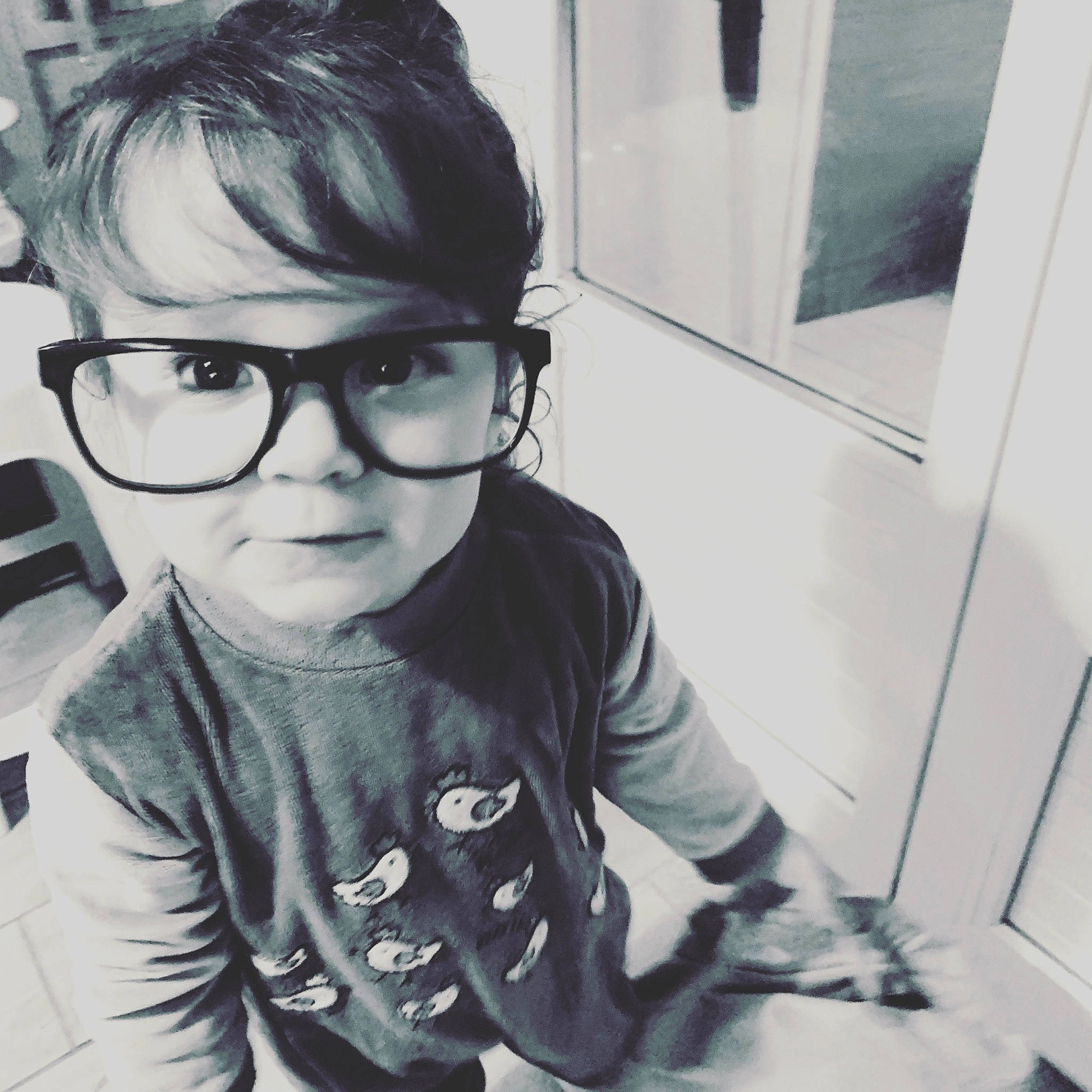Giulia a rejoint le concours — aidez-le/la à gagner de superbes lots ! baby_toddler_clothing, cool, eyewear, glasses, mammal, person, shirt, t_shirt, top, vision_care