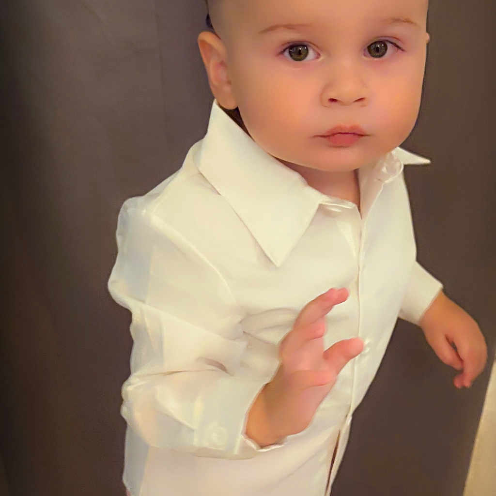 Dario participe au concours pour gagner de l'argent avec cette photo : background, child, clothing, cute, expression, face, fashion, footwear, gesture, hair, indoors, neutral, pants, person, portrait, pose, shirt, standing, toddler, young