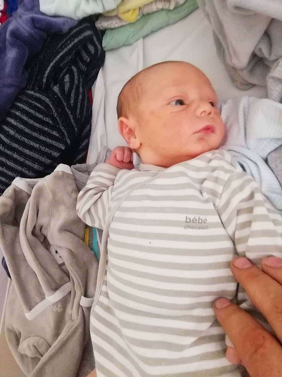 Lou a rejoint le concours — aidez-le/la à gagner de superbes lots ! baby, baby_products, baby_safety, baby_sleeping, baby_toddler_clothing, cheek, child, comfort, linens, outerwear, pattern, person, product, room, sitting, skin, sleeve, t_shirt, textile, toddler