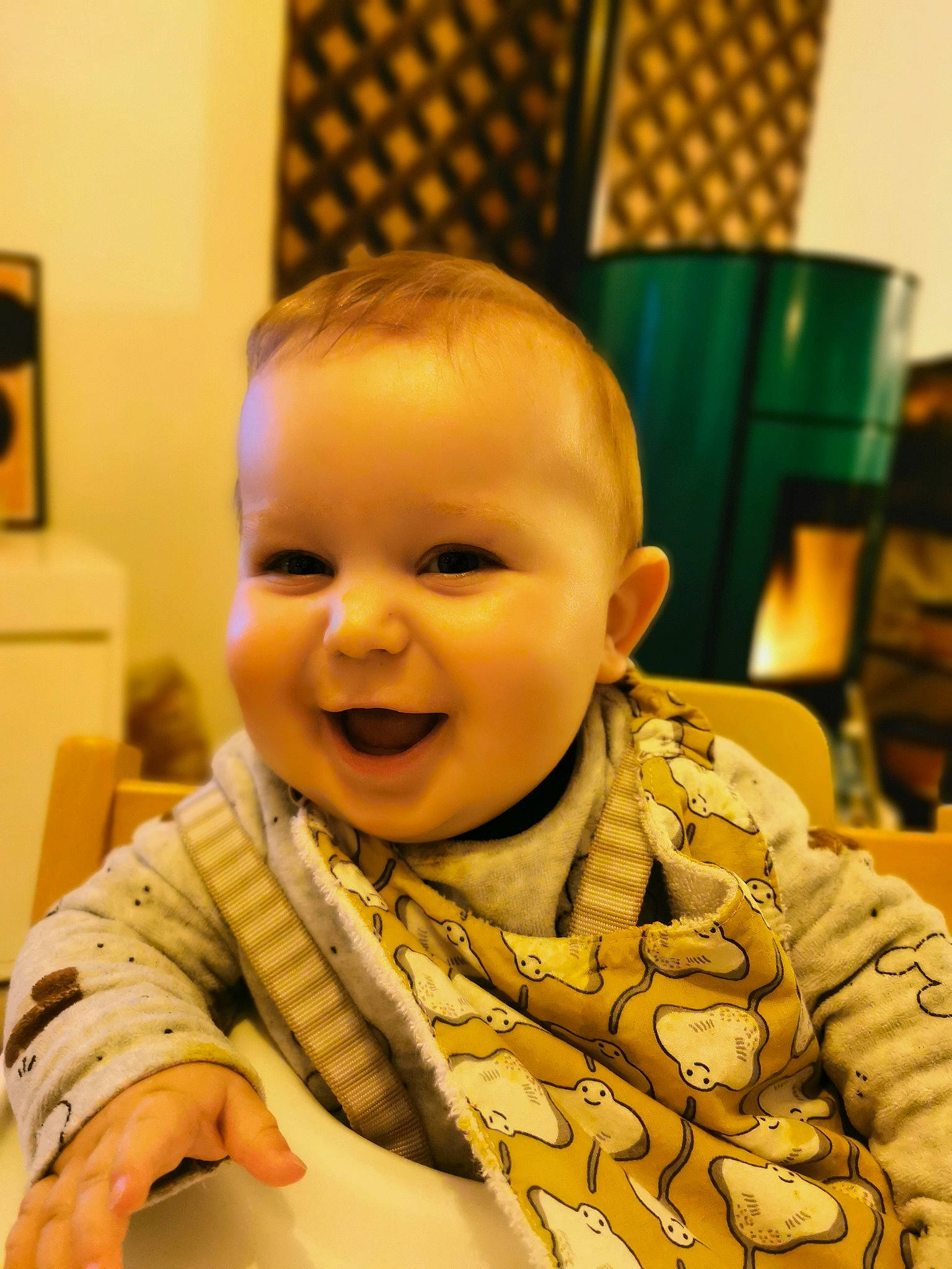 Charly a rejoint le concours — aidez-le/la à gagner de superbes lots ! baby, baby_laughing, baby_toddler_clothing, chair, cheek, child, chin, eye, facial_expression, fun, happy, iris, joy, laugh, military_camouflage, military_person, military_uniform, person, sitting, skin