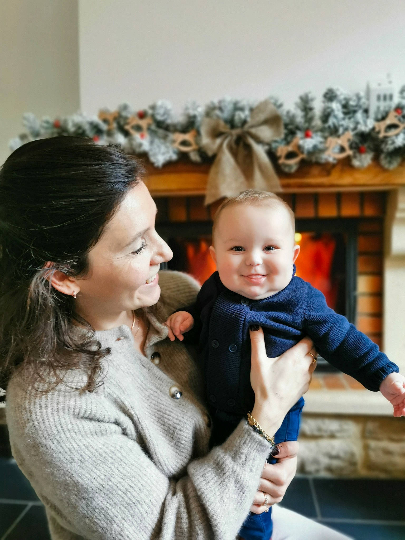 Charly participe au concours pour gagner de l'argent avec cette photo : baby, child, christmas, event, formal_wear, fun, fur, gesture, happy, holiday, jewellery, joy, laugh, leisure, person, room, shoulder, sitting, smile, toddler