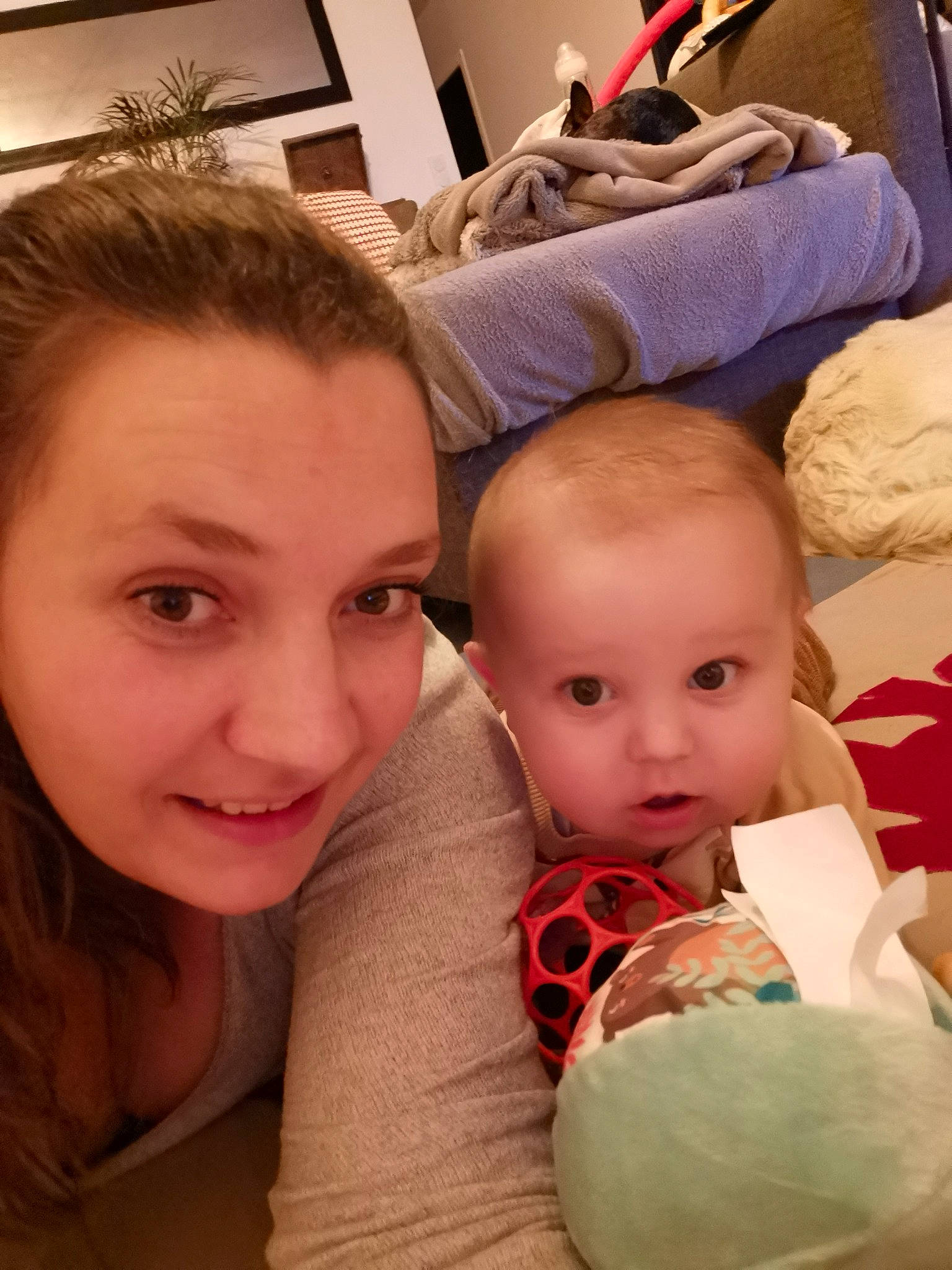Charly a rejoint le concours — aidez-le/la à gagner de superbes lots ! baby, cheek, child, comfort, event, flooring, fun, happy, joy, linens, mouth, nose, person, picture_frame, pillow, room, selfie, sitting, skin, smile