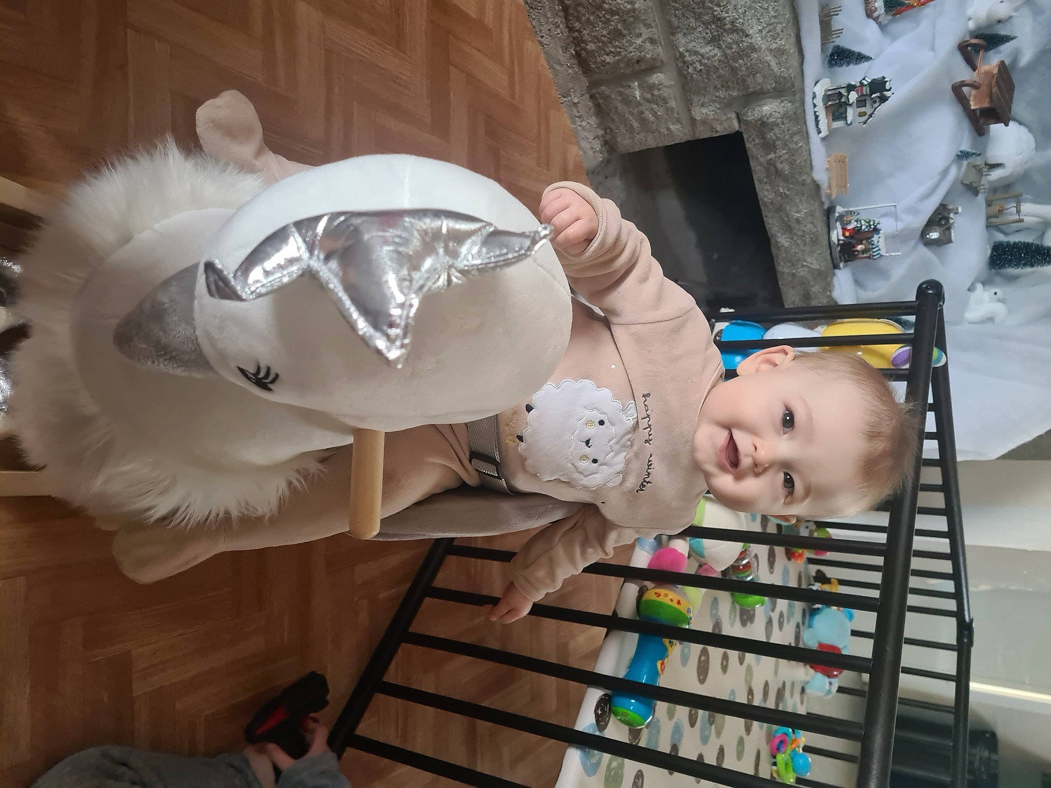 Jade participe au concours pour gagner de l'argent avec cette photo : baby, baby_products, baby_safety, baby_toddler_clothing, baby_toys, child, cradle, fun, joy, person, room, smile, toddler, toy, wood