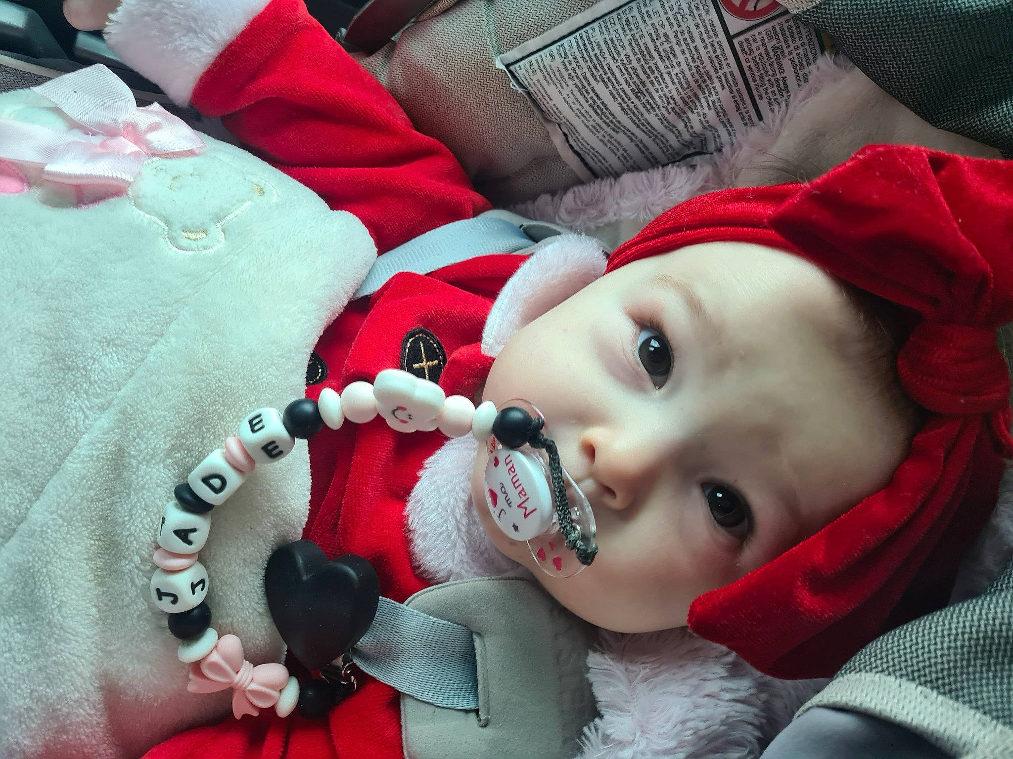 Jade a rejoint le concours — aidez-le/la à gagner de superbes lots ! baby, baby_toddler_clothing, cheek, child, comfort, eye, eyelash, facial_expression, happy, head, lip, mouth, nose, organ, person, photograph, red, skin, textile, toddler