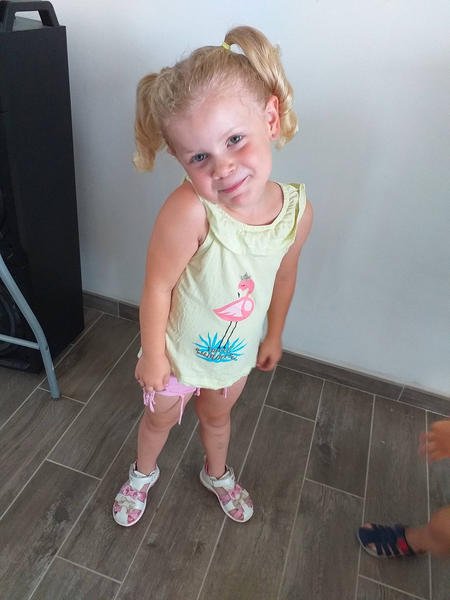 Elise participe au concours pour gagner de l'argent avec cette photo : baby, child, floor, flooring, joint, joy, leg, person, play, shoe, shoulder, skin, standing, t_shirt, toddler, vacation