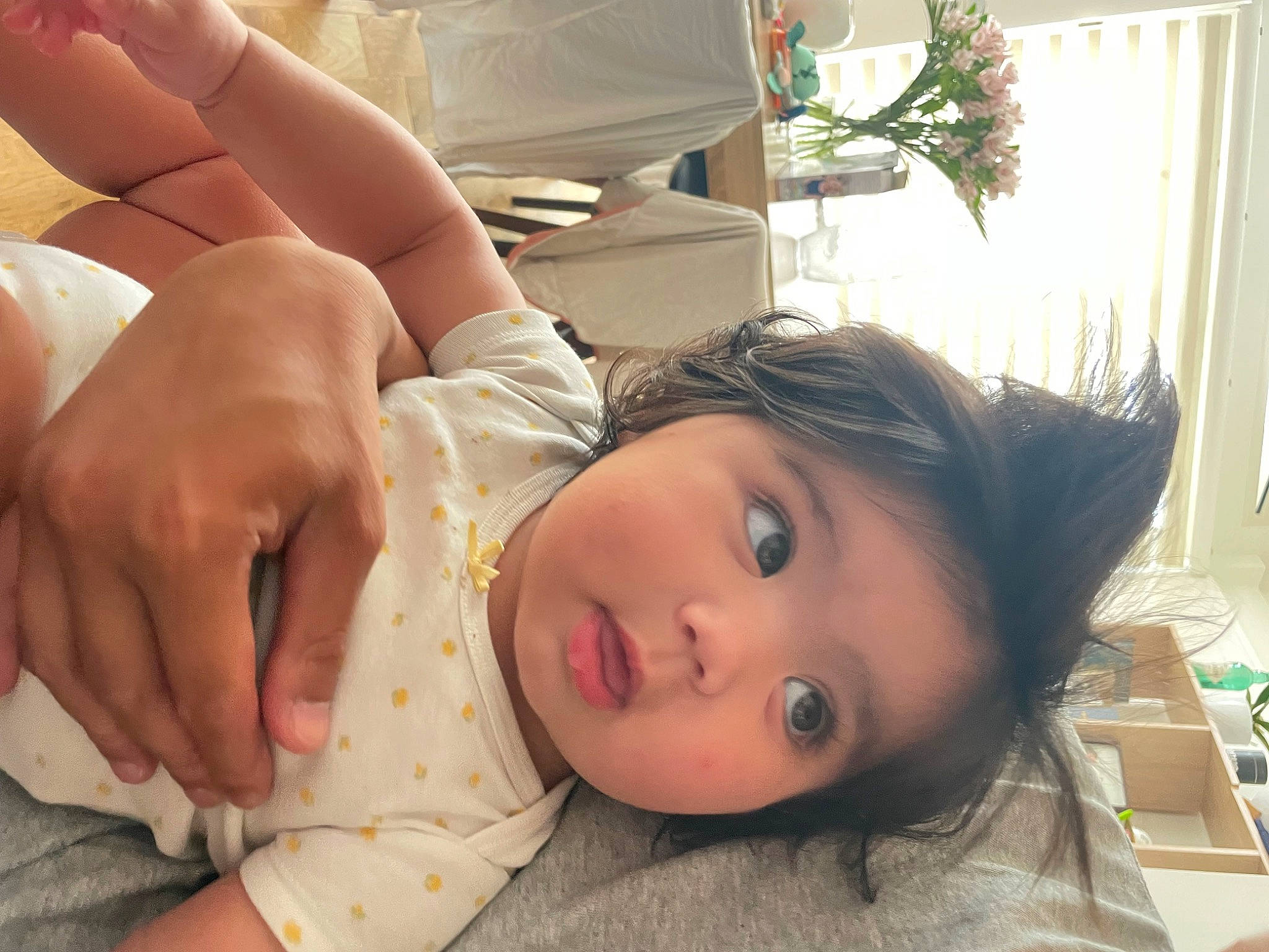 Nina a rejoint le concours — aidez-le/la à gagner de superbes lots ! cheek, child, comfort, curtain, elbow, eyelash, fun, gesture, hand, happy, human_leg, mouth, nail, neck, nose, person, plant, skin, thumb, toddler