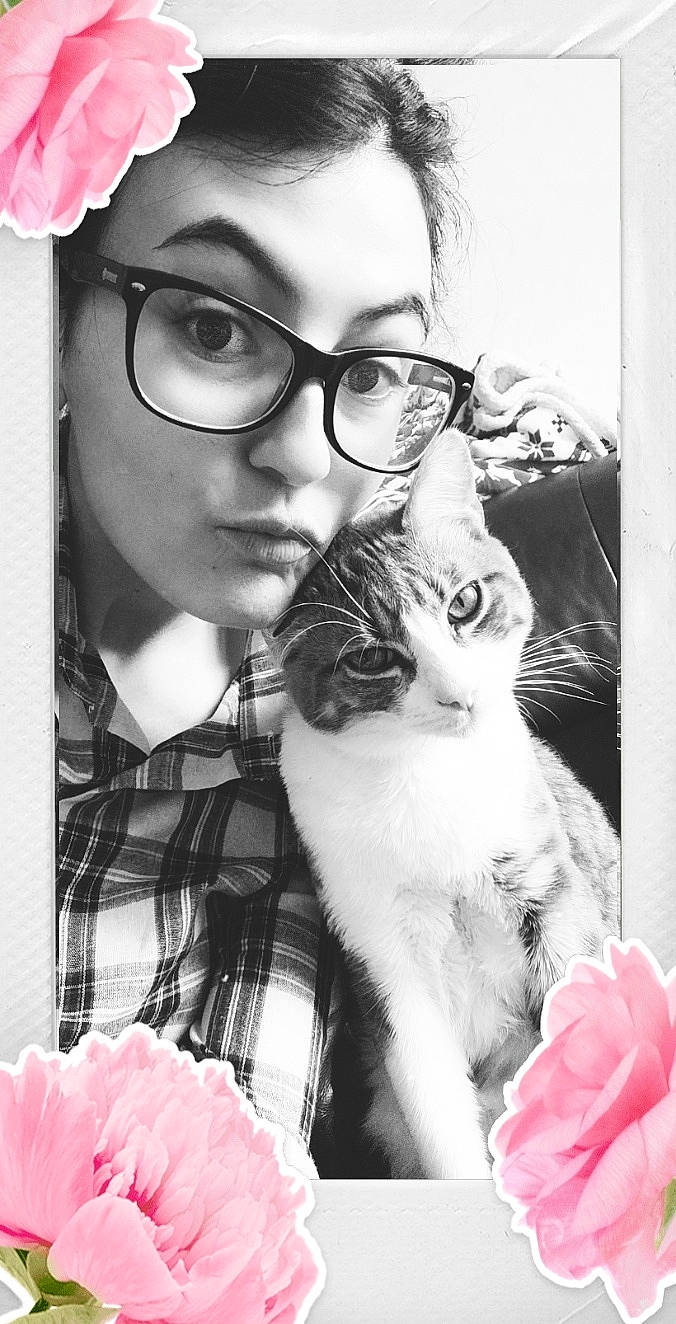 Cléo participe au concours pour gagner de l'argent avec cette photo : beard, black_and_white, carnivore, cat, eyewear, felidae, flower, gesture, glasses, hair, hairstyle, happy, iris, organ, photograph, small_to_medium_sized_cats, style, textile, vision_care, white