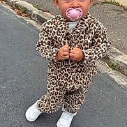 Giulia a rejoint le concours — aidez-le/la à gagner de superbes lots ! blue_eyes, casual, child, confident, cute, fashion, hair_bun, jacket, leopard_print, outdoor, pacifier, pants, person, sidewalk, standing, street, toddler, urban, white_shoes, young