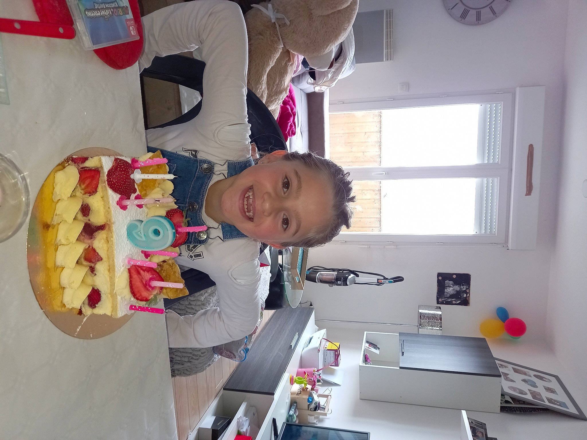 Luna a rejoint le concours — aidez-le/la à gagner de superbes lots ! baby, baking, child, dessert, finger_food, food, fun, house, joy, mechanical_fan, party, pastry, person, photography, play, room, smile, t_shirt, table, toddler