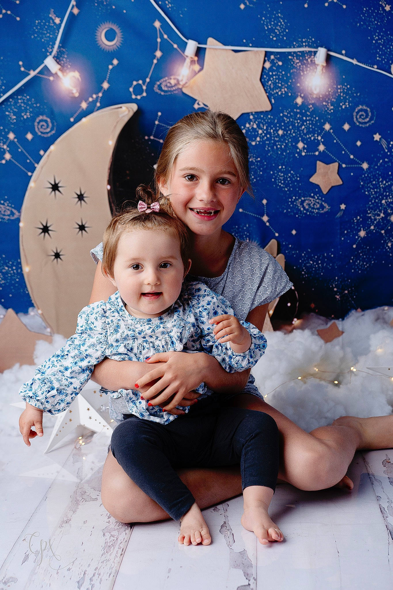 Luna a rejoint le concours — aidez-le/la à gagner de superbes lots ! art, azure, baby, baby_toddler_clothing, blue, child, christmas_ornament, facial_expression, flash_photography, fun, happy, head, interaction, joy, people_in_nature, person, photograph, sky, smile, standing