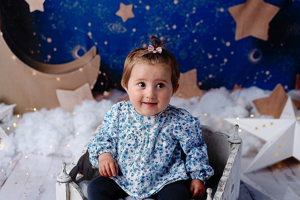 Ina a rejoint le concours — aidez-le/la à gagner de superbes lots ! azure, baby_toddler_clothing, beauty, child, christmas_eve, electric_blue, event, facial_expression, flash_photography, fun, happy, holiday, joy, leisure, lighting, person, sitting, sky, smile, snapshot