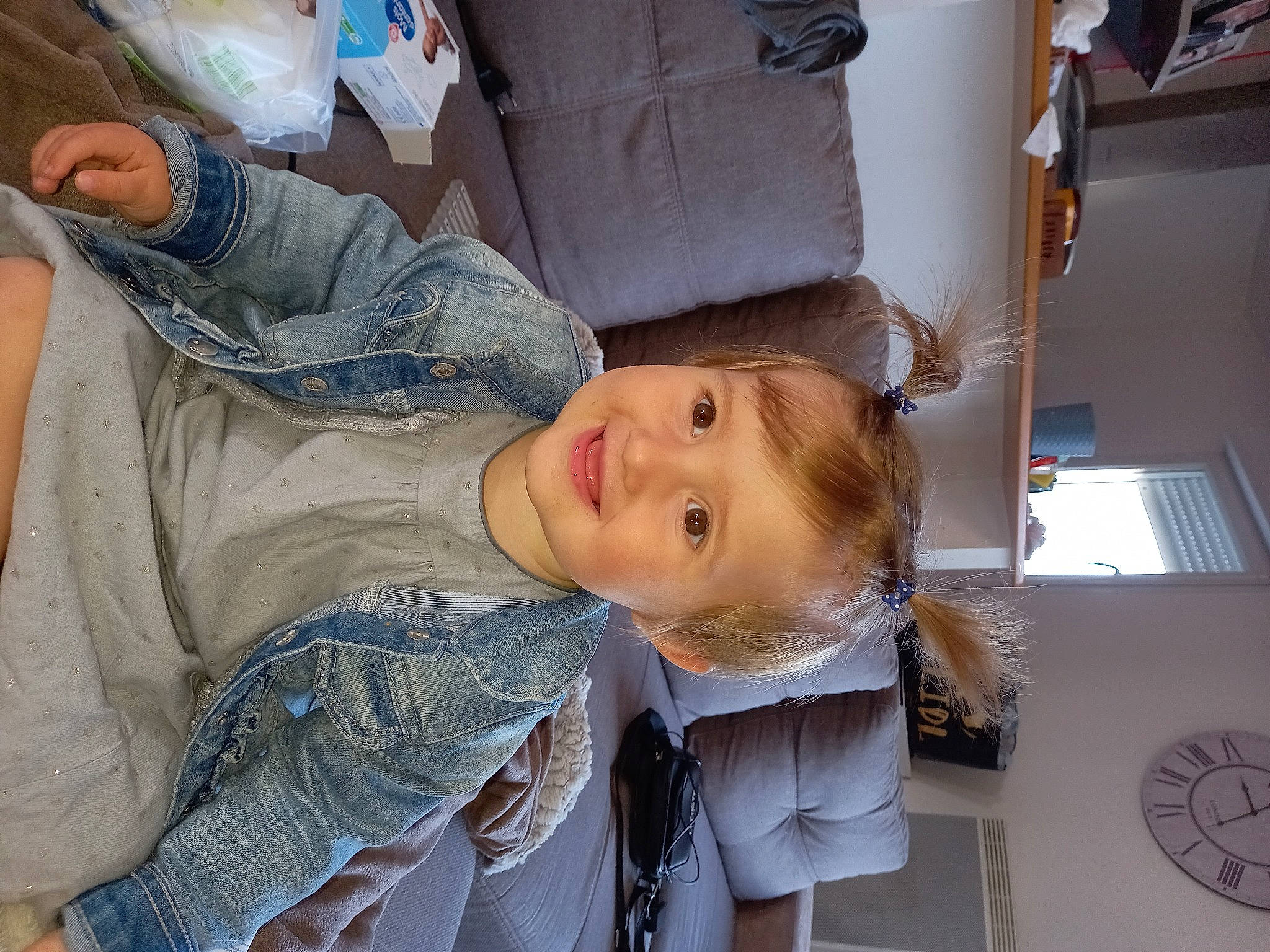 Ina a rejoint le concours — aidez-le/la à gagner de superbes lots ! baby_toddler_clothing, blond, cheek, child, comfort, denim, fun, happy, hat, joy, linens, mouth, person, room, sitting, smile, toddler, vacation, wood