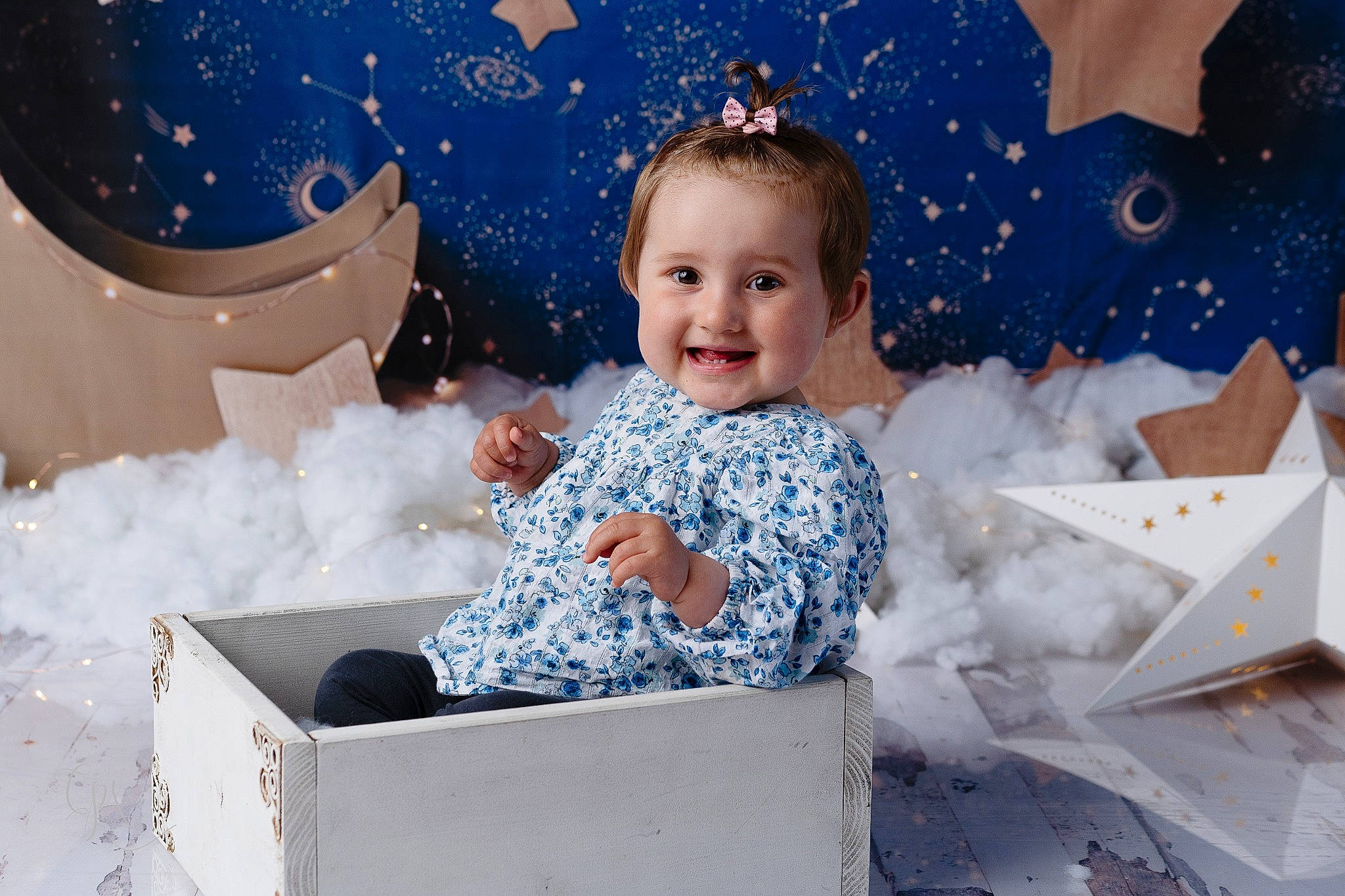 Ina a rejoint le concours — aidez-le/la à gagner de superbes lots ! blue, child, christmas, christmas_eve, christmas_ornament, event, fun, happy, holiday, joy, laugh, leisure, ornament, person, play, sitting, smile, t_shirt, toddler, white