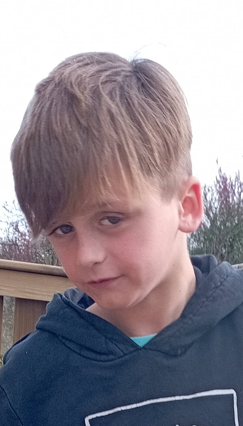 Swaël a rejoint le concours — aidez-le/la à gagner de superbes lots ! bangs, blond, brown_hair, caesar_cut, child, crop, electric_blue, forehead, grass, happy, jaw, person, portrait_photography, sky, sleeve, smile, surfer_hair, t_shirt, toddler, tree