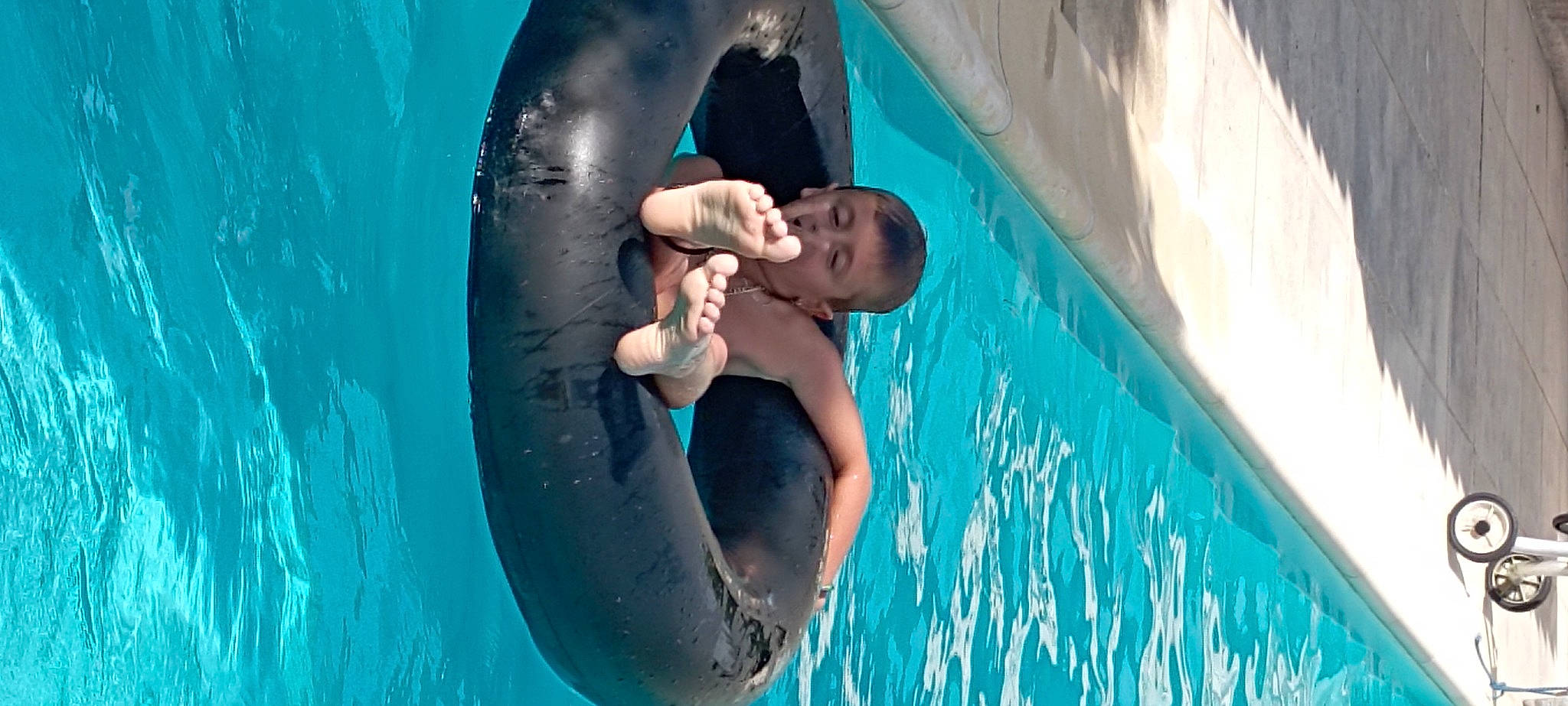 Swaël participe au concours pour gagner de l'argent avec cette photo : aqua, azure, bathing, beauty, child, electric_blue, facial_expression, fun, happy, leisure, mammal, nonbuilding_structure, person, recreation, summer, swimming_pool, toddler, vacation, vertebrate, water