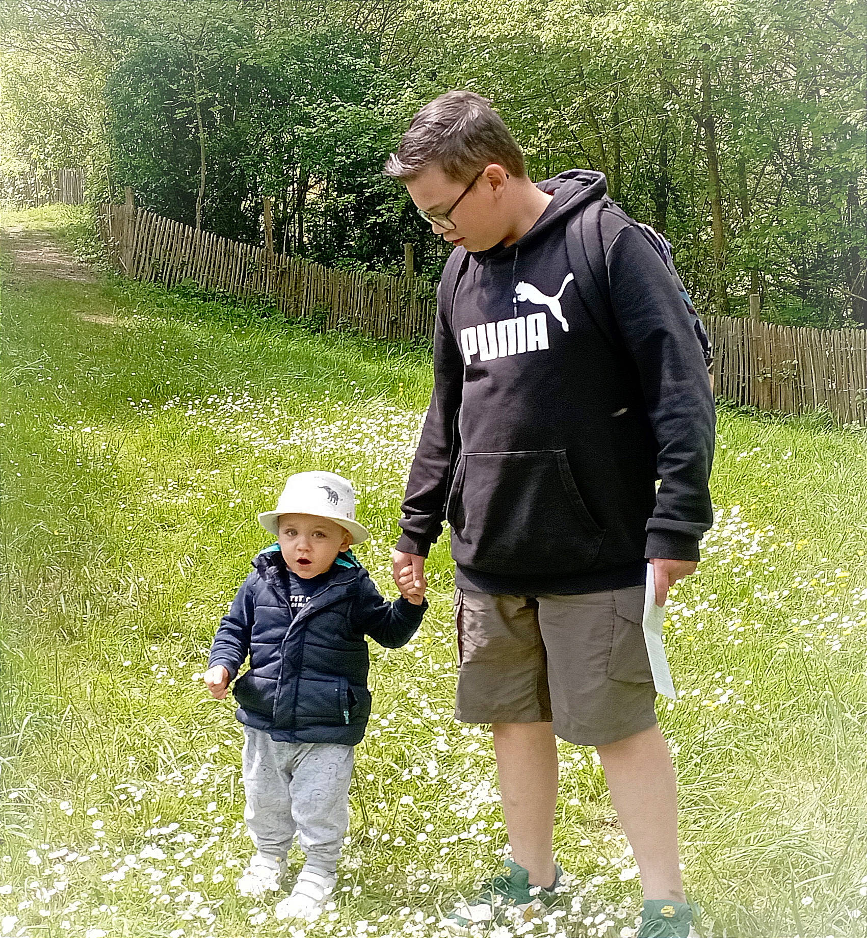 Nayan a rejoint le concours — aidez-le/la à gagner de superbes lots ! cap, child, fence, fun, grass, grass_family, grassland, hat, headwear, landscape, lawn, leisure, meadow, people_in_nature, person, plant, prairie, recreation, shorts, t_shirt