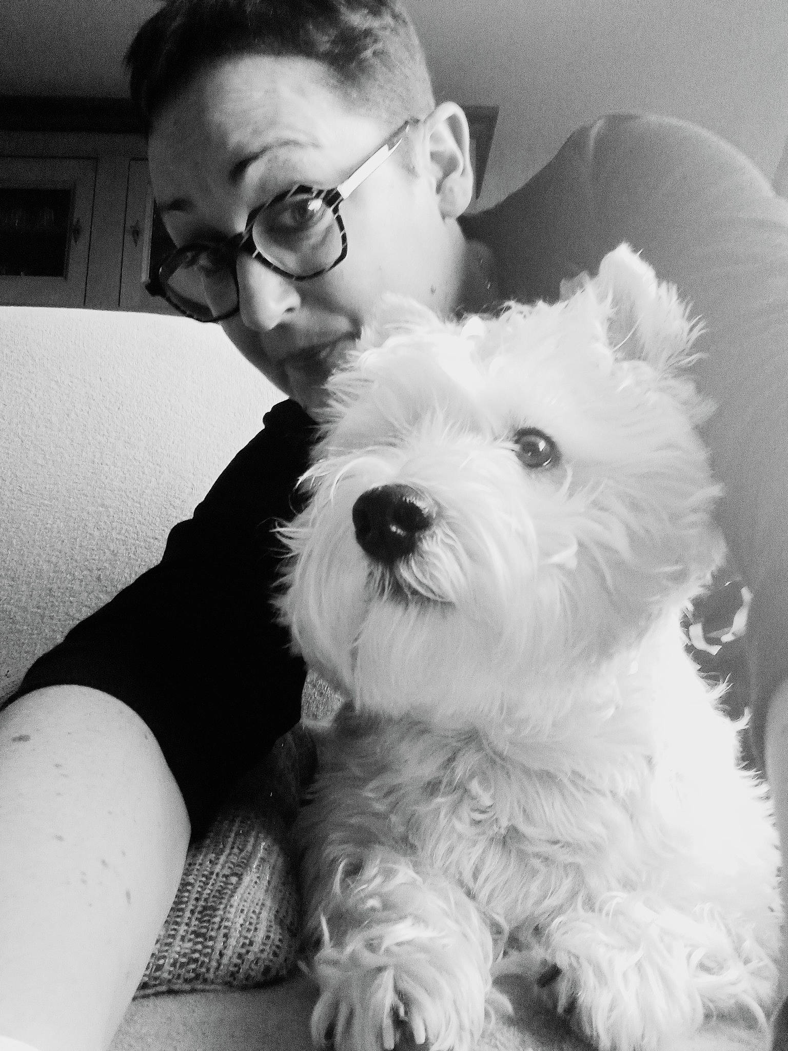 Nappy a rejoint le concours — aidez-le/la à gagner de superbes lots ! black_and_white, carnivore, comfort, companion_dog, dog, dog_breed, ear, eye, eyewear, glasses, hair, happy, head, mammal, monochrome_photography, style, toy_dog, vision_care, white, working_animal