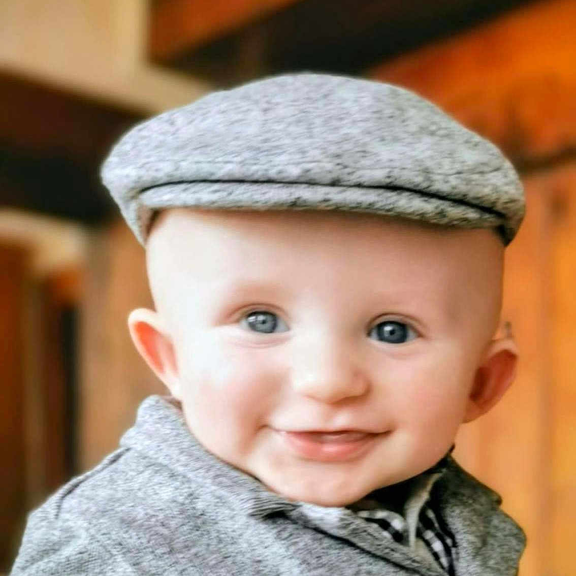 Thorvald a rejoint le concours — aidez-le/la à gagner de superbes lots ! baby, blue_eyes, cap, child, clothing, cozy, cute, face, happy, hat, headwear, indoors, infant, jacket, person, portrait, smile, warm, wood, young