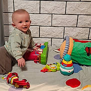 Thorvald a rejoint le concours — aidez-le/la à gagner de superbes lots ! animal, baby, baby_toy, cat, child, clothing, colorful, cute, floor, furniture, happy, home, indoor, kneeling, person, pet, playmat, smiling, toy, wall