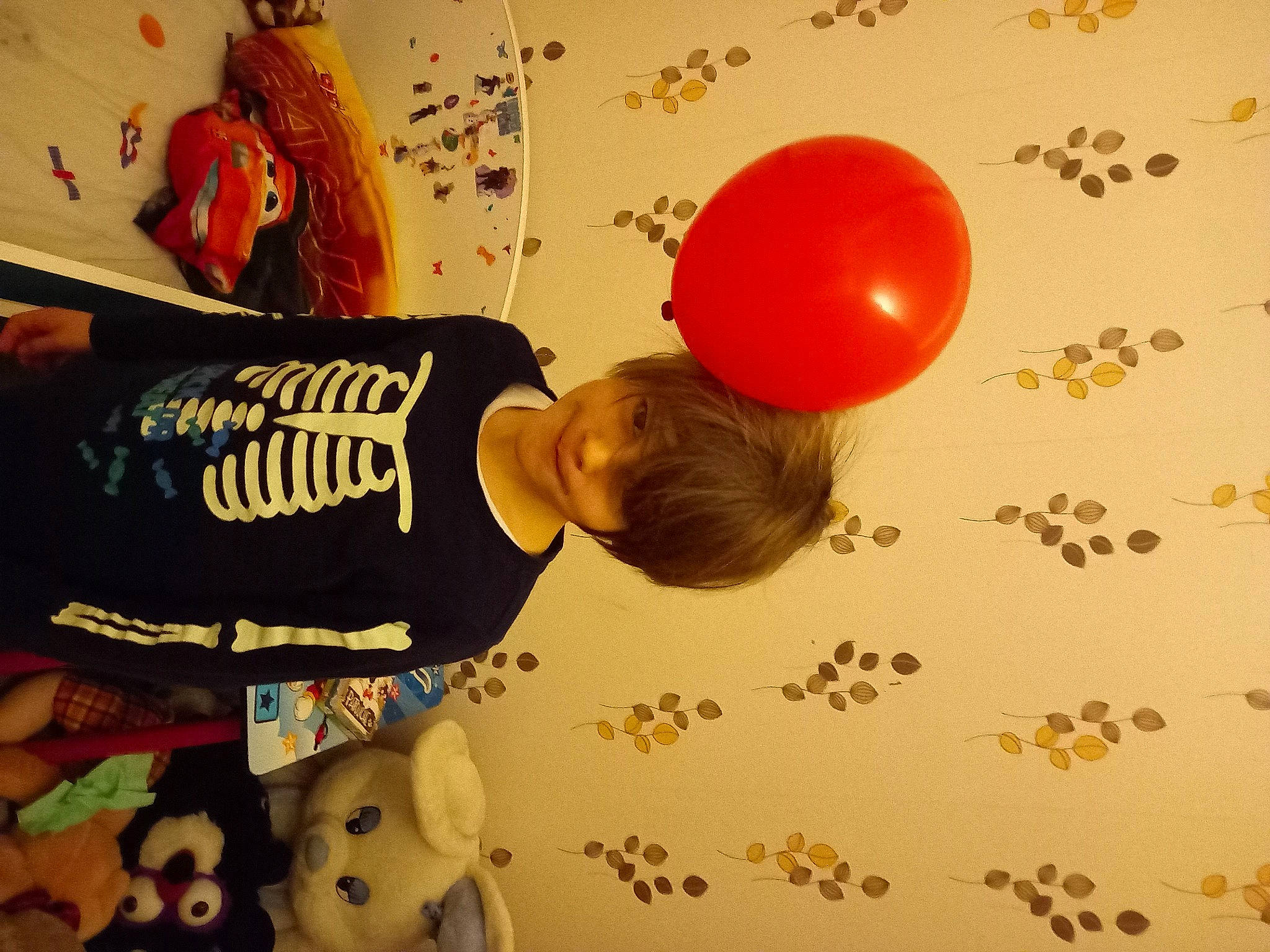 Damien a rejoint le concours — aidez-le/la à gagner de superbes lots ! baby, baby_toddler_clothing, balloon, child, event, font, fun, happy, orange, party_supply, person, play, room, sleeve, stuffed_toy, t_shirt, toddler, toy, white