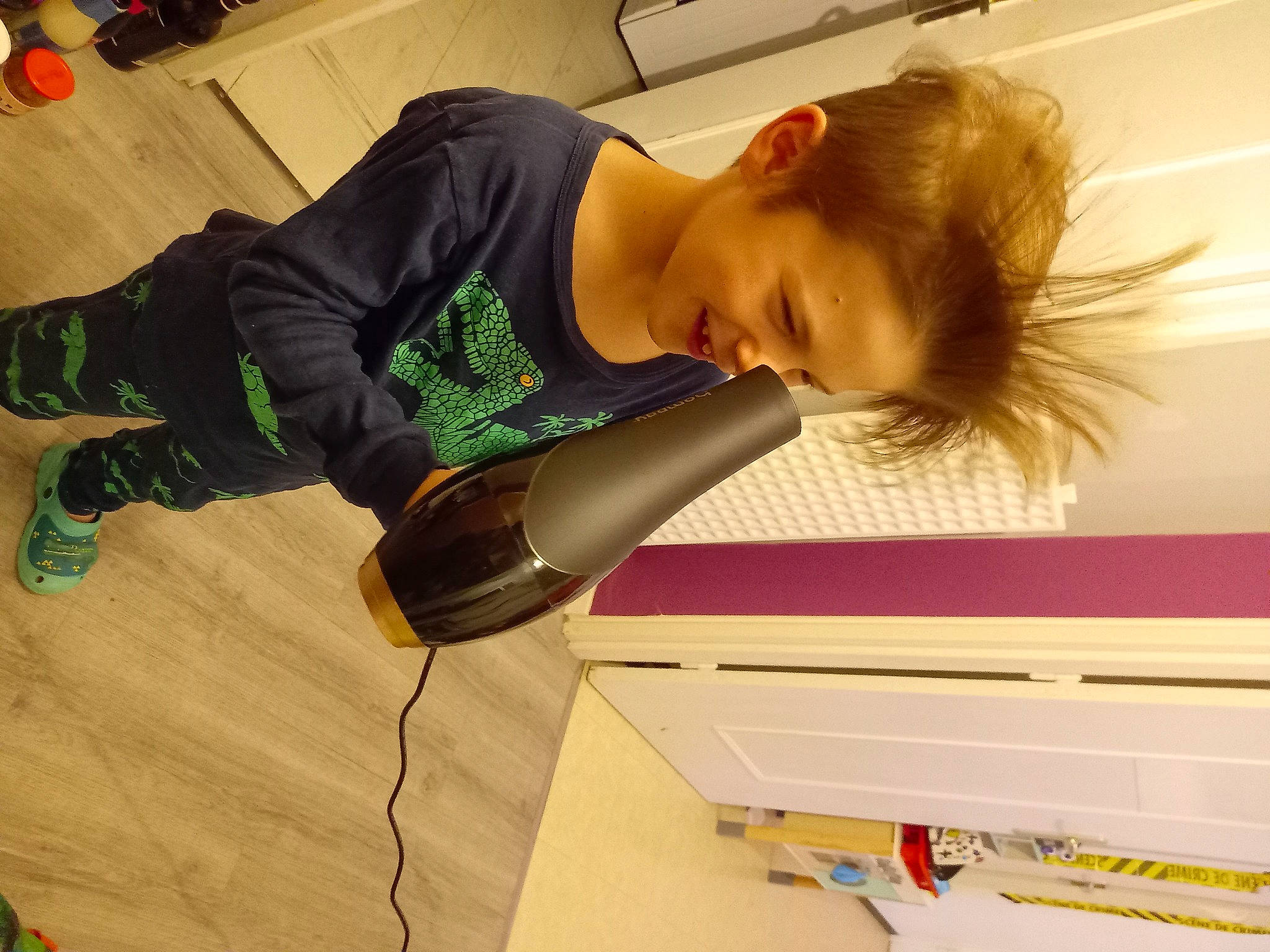 Damien a rejoint le concours — aidez-le/la à gagner de superbes lots ! child, comfort, elbow, flooring, fun, hardwood, human_leg, joint, joy, knee, person, room, sleeve, sock, t_shirt, thigh, toddler, varnish, wood, wood_flooring