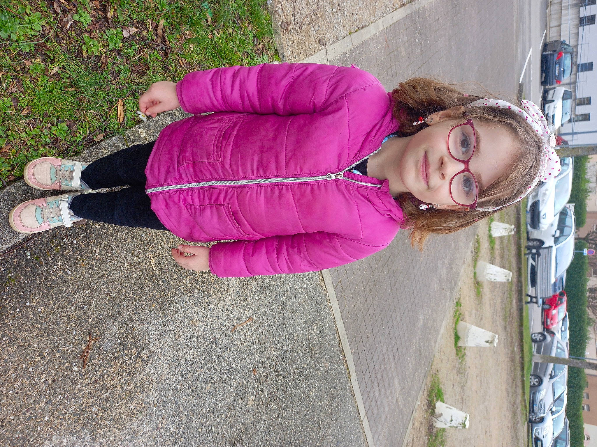 Lily-rose a rejoint le concours — aidez-le/la à gagner de superbes lots ! asphalt, car, child, eyewear, fun, grass, jacket, joy, line, magenta, pedestrian, person, pink, plant, road, road_surface, sidewalk, tire, tree, vehicle