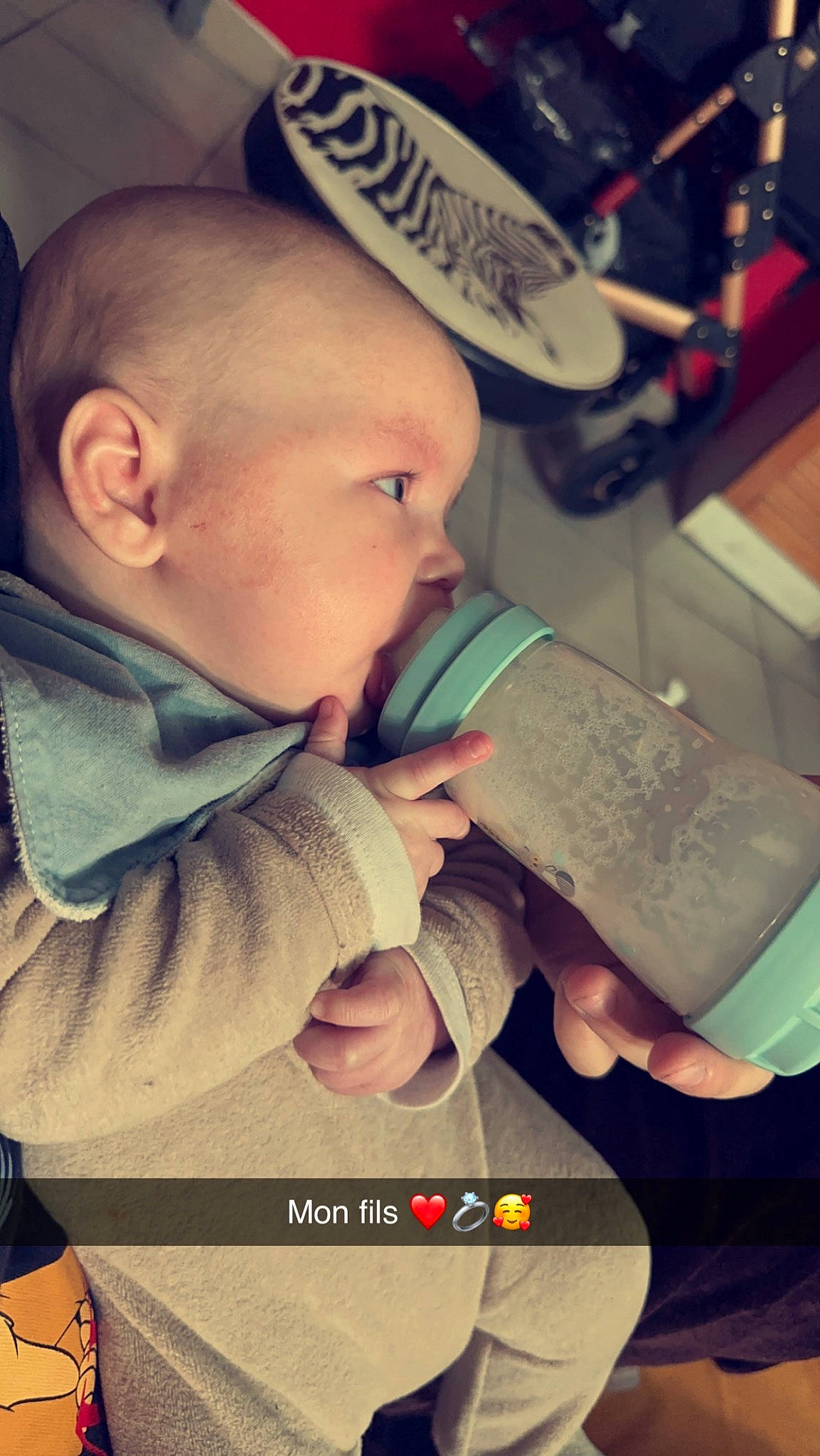 Leo a rejoint le concours — aidez-le/la à gagner de superbes lots ! baby, cheek, chin, cloud, cool, drinkware, ear, eyebrow, eyelash, finger, hairstyle, hand, happy, iris, mouth, nose, person, product, skin, sleeve