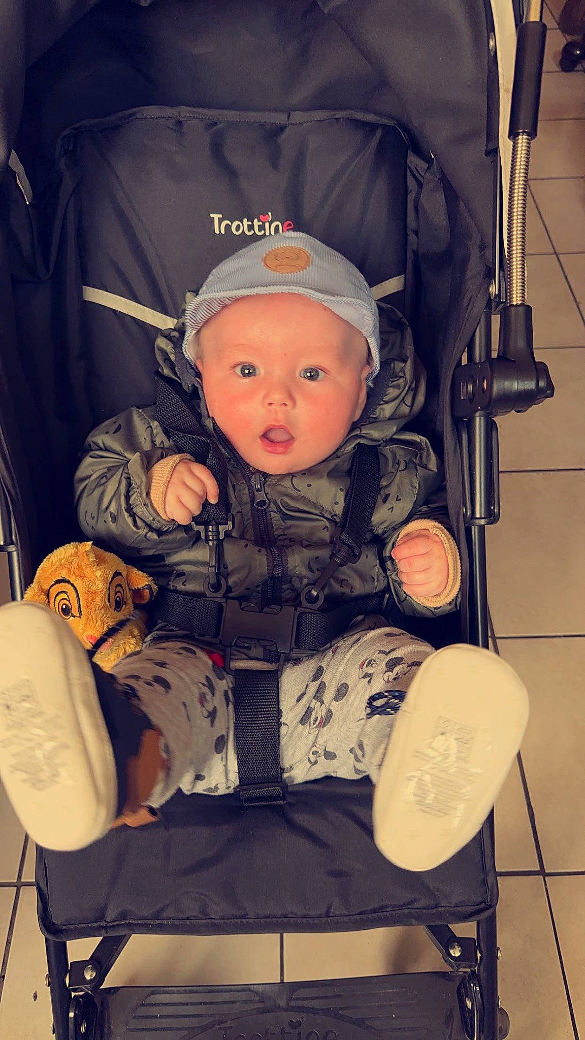 Leo participe au concours pour gagner de l'argent avec cette photo : auto_part, baby, baby_carriage, baby_in_car_seat, baby_products, baby_safety, baby_toddler_clothing, bag, baggage, car_seat, chair, child, comfort, fashion_accessory, fun, hat, headwear, person, personal_protective_equipment, sitting