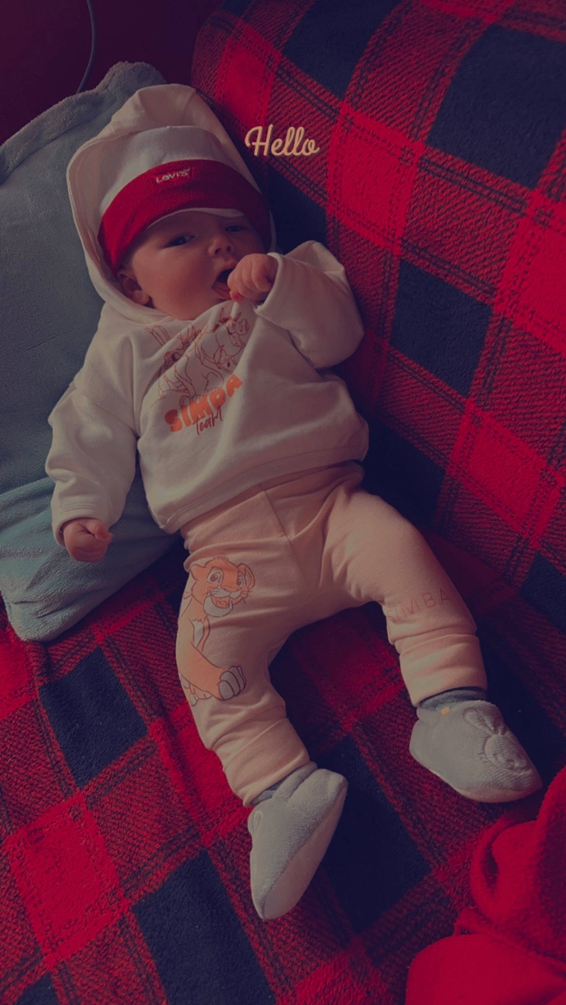 Leo a rejoint le concours — aidez-le/la à gagner de superbes lots ! baby, baby_toddler_clothing, cap, carmine, comfort, cool, flooring, fun, head, headwear, human_leg, knee, lap, pattern, person, plaid, red, sleeve, tartan, textile