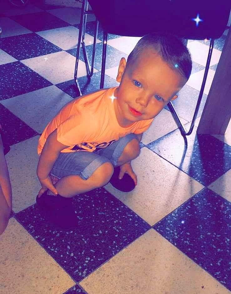 Timéo participe au concours pour gagner de l'argent avec cette photo : baby, child, floor, flooring, fun, head, leg, male, muscle, person, photography, play, square, tile, toddler, vacation