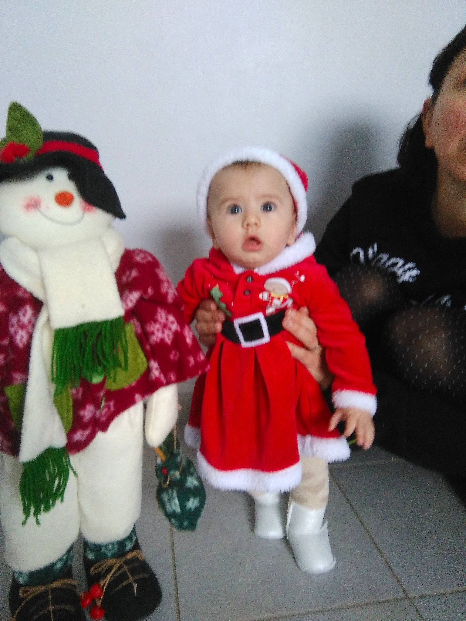 Julia participe au concours pour gagner de l'argent avec cette photo : christmas, christmas_decoration, christmas_ornament, doll, event, fictional_character, holiday, person, santa_claus, surprise, textile, toy