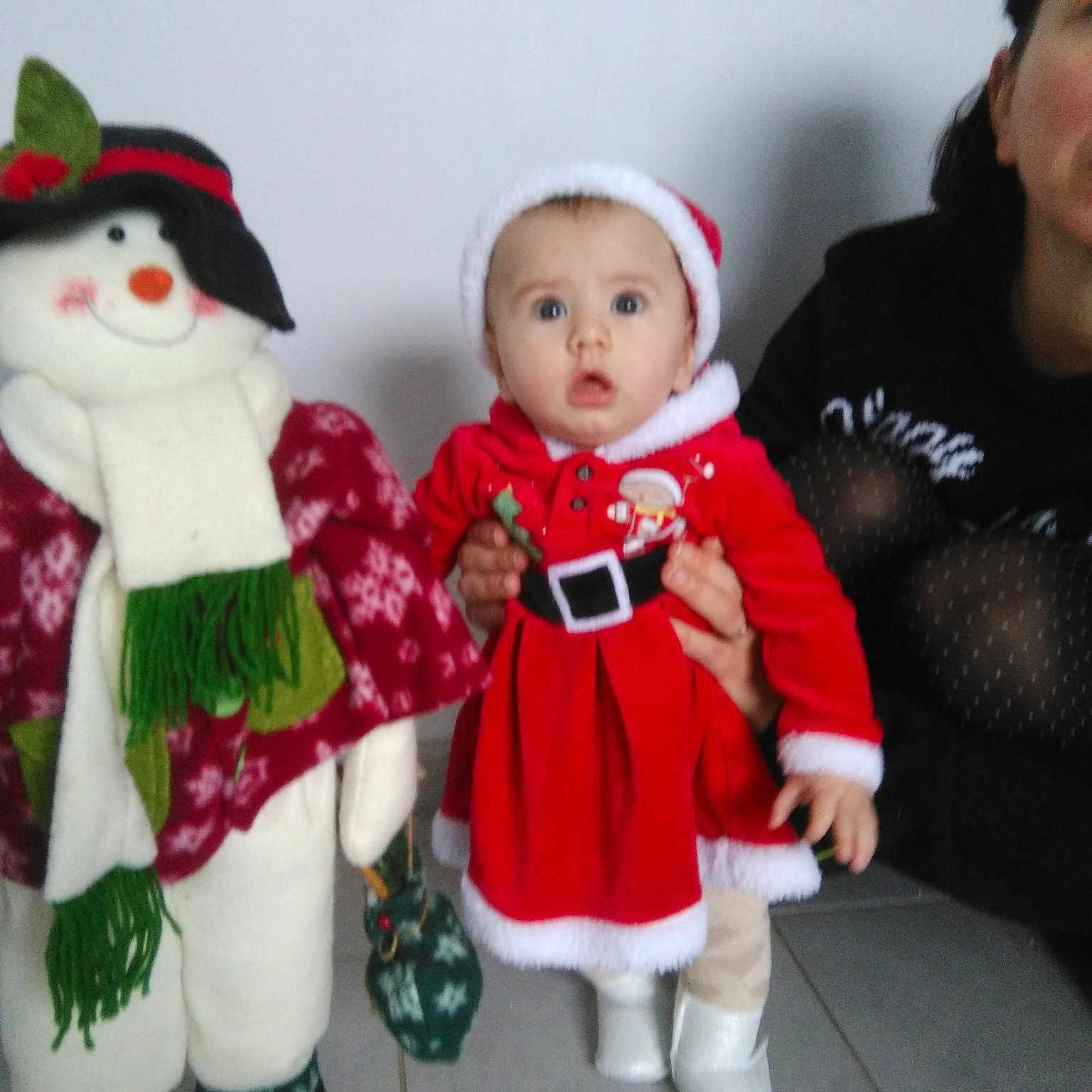 Julia participe au concours pour gagner de l'argent avec cette photo : christmas, christmas_decoration, christmas_ornament, doll, event, fictional_character, holiday, person, santa_claus, surprise, textile, toy