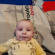 Loucas participe au concours pour gagner de l'argent avec cette photo : baby, bed, blanket, child, cute, fabric, face, hand, head, indoor, infant, lying_down, person, pillow, portrait, smile, soft, winnie_the_pooh, yellow_clothing, young_child